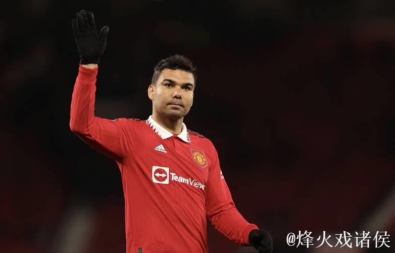 心有不甘！B费赛后用球衣擦汗，并与卡塞米罗激情交谈