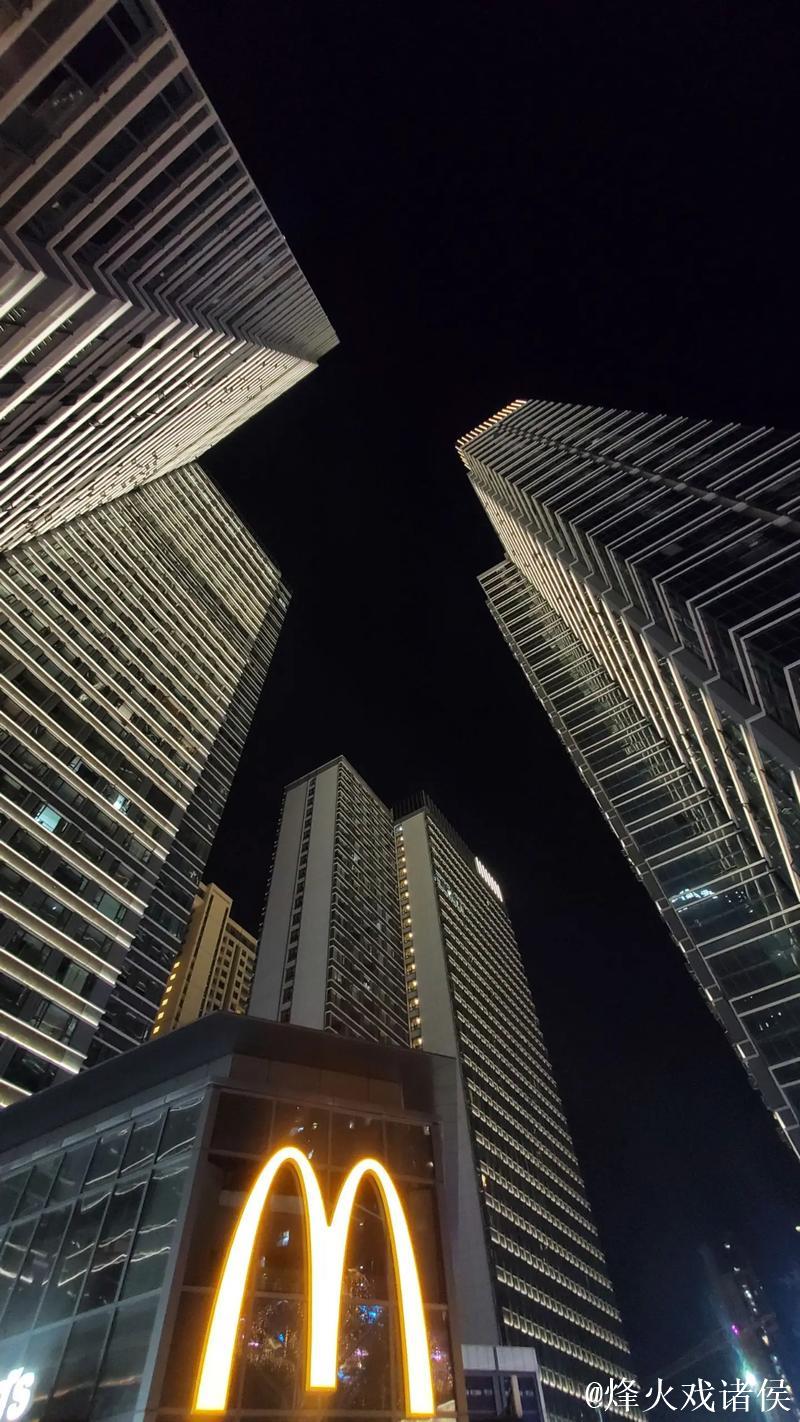 旁边麦当劳招牌完好无损,网友:女神易逝,金拱门永存 旁边麦当劳招牌完好无损,网友:女神易逝,金拱门永存