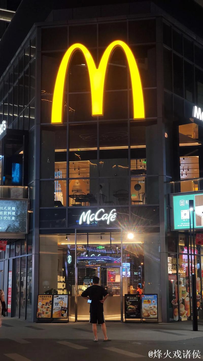旁边麦当劳招牌完好无损,网友:女神易逝,金拱门永存 旁边麦当劳招牌完好无损,网友:女神易逝,金拱门永存