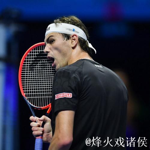 ATP总决赛辛纳3连胜夺小组第一 弗里茨逆转出线