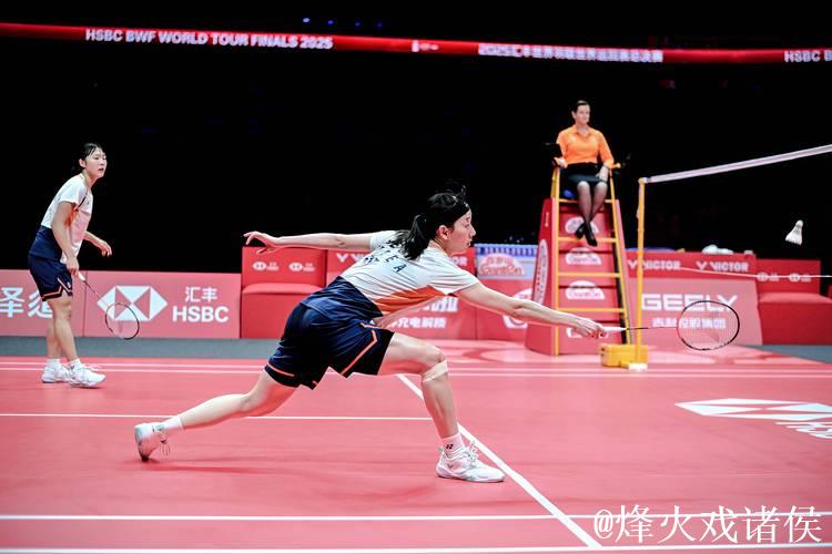 世界羽联年终总决赛女双决赛上演拉锯战，韩国组合李绍希白荷娜两局击败日本名将福岛